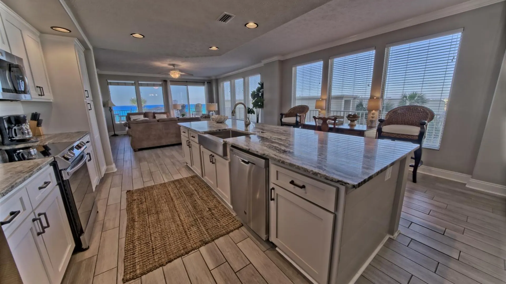 Modern Oceanfront Retreat, Spacious Balcony - 0207 Condo Panama City Beach Lägenhet