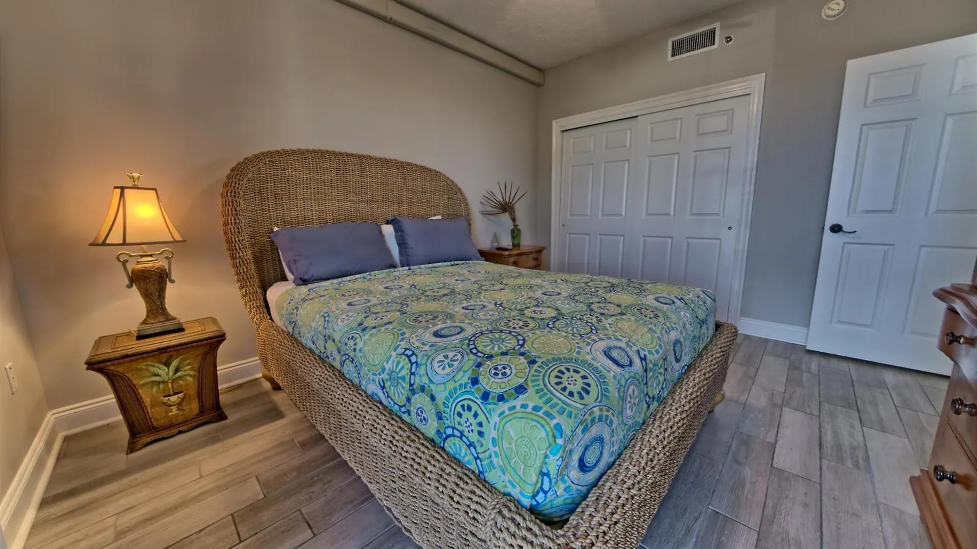 Modern Oceanfront Retreat, Spacious Balcony - 0207 Condo Panama City Beach Lägenhet