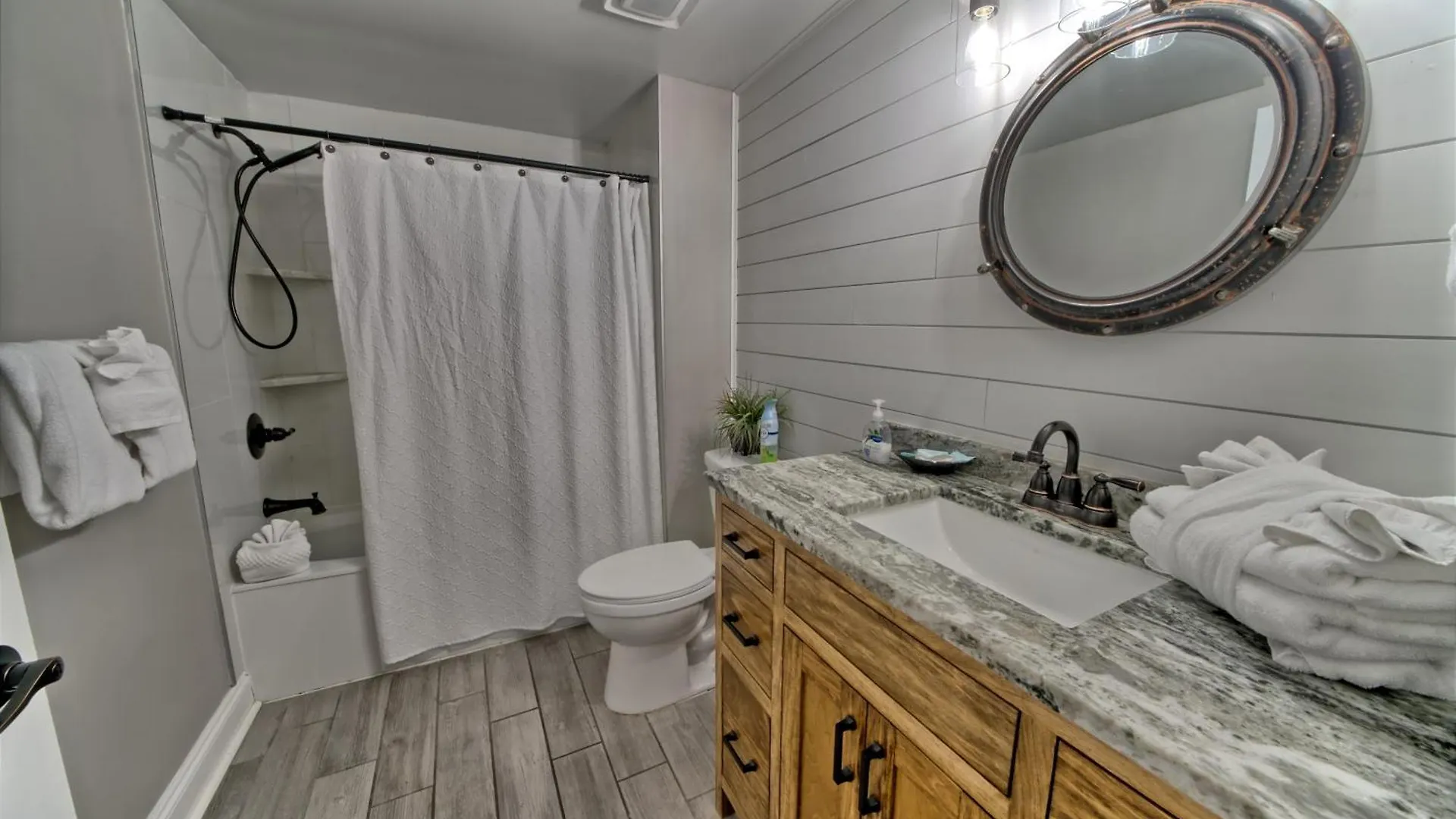 Modern Oceanfront Retreat, Spacious Balcony - 0207 Condo Panama City Beach Lägenhet