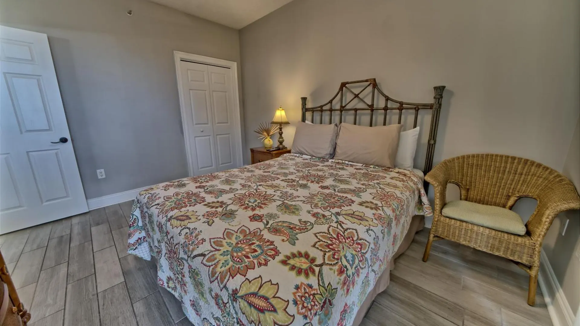 Modern Oceanfront Retreat, Spacious Balcony - 0207 Condo Panama City Beach Lägenhet